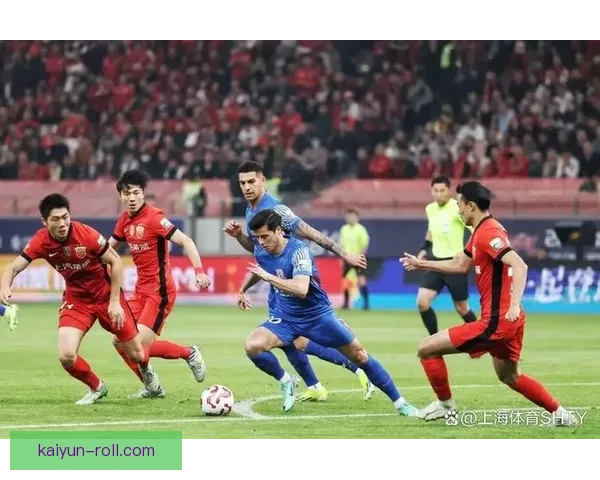 上海海港持续保持不败纪录，近期表现稳健，状态回暖引发关注。