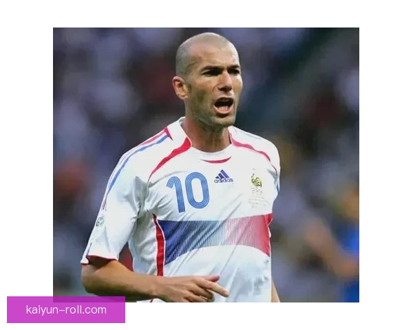 齐达内职业高光时刻回顾：巅峰表现与关键成就表现